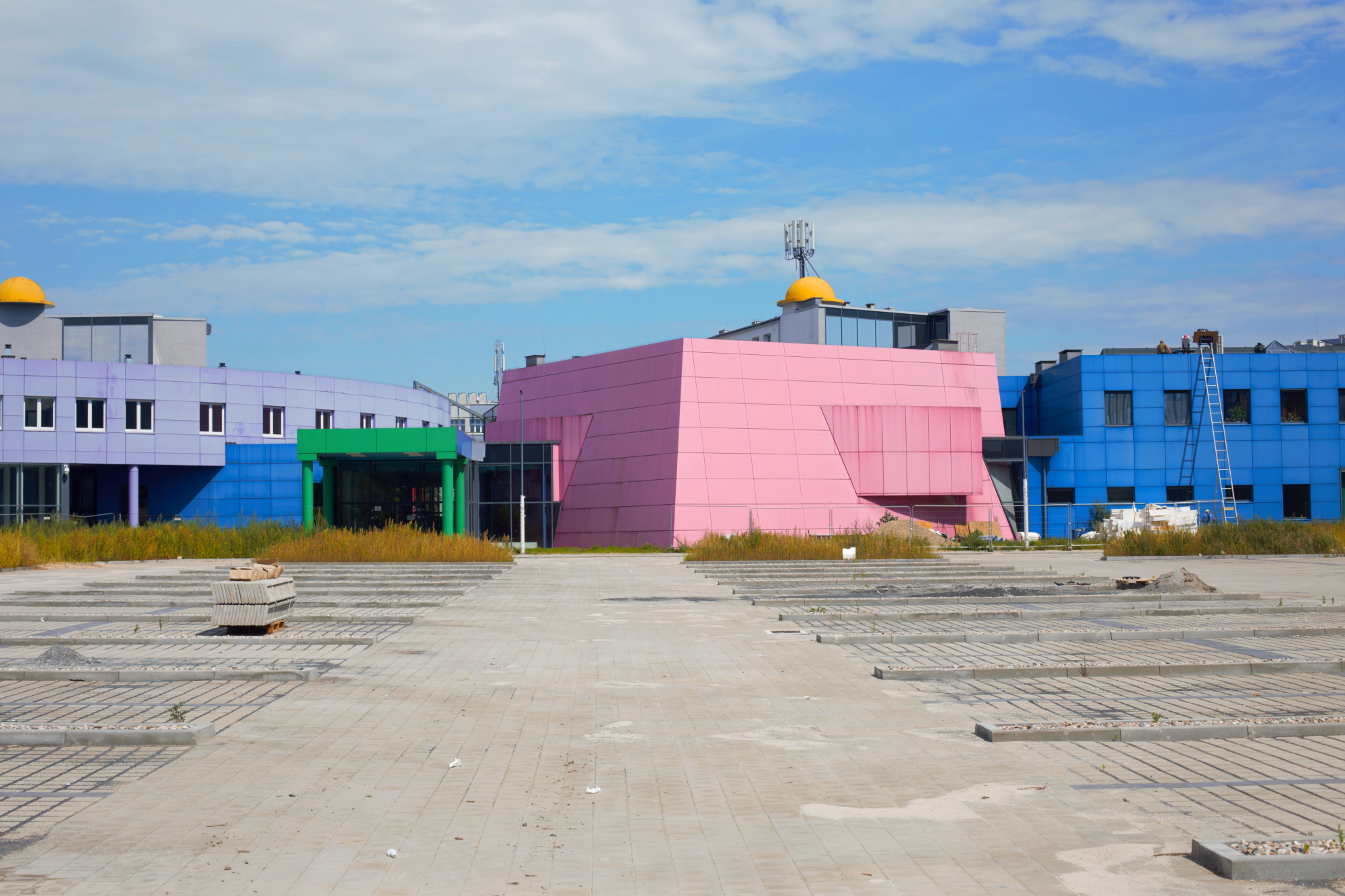 Kolorowe nowoczesne budynki w kształcie geometrycznych brył